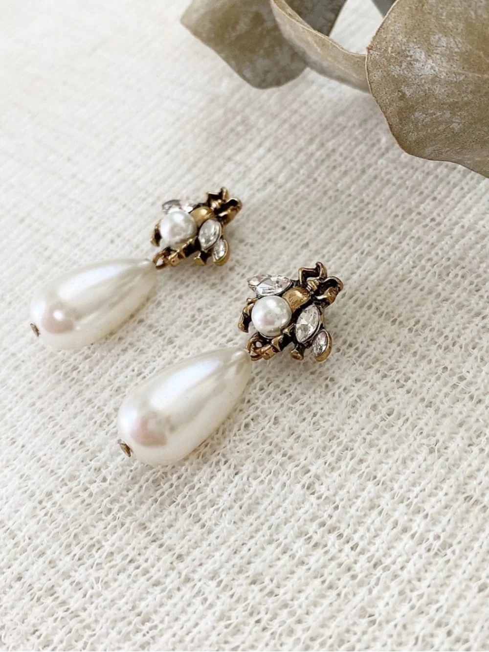 Luxury Classic White Pearl Teardrop Earrings with Gold GU€€I bee Accents